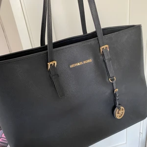 Michael Kors väska - Säljer nu min fina Michael kors väska då den inte längre kommer till användning🖤 Modellen heter jet set travel bag och är i den stora modellen och är självklart äkta. Köpt för 3000kr🖤 Använd men superfint skick, har inga defekter. 