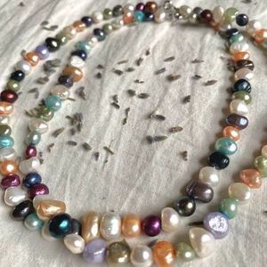 Äkta pärlhalsband - Halsband av sötvattenspärlor i blandade färger. Pärlorna är äkta men vissa är färgade🤍