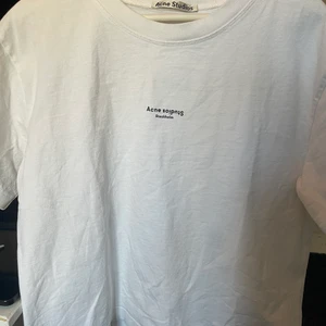 Acne tshirt  - Säljer min vita acne T-shirt storlek S, den är lite oversized så passar en M också! Använd men i bra skick. Köpt för 1600kr på acne studios säljer för 800kr 
