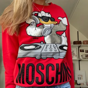 Moschino tröja  - Säljer min jätte coola moschino tröja❤️❤️ cool röd färg som matchar till mycket smycken😆 köpte från plick för ca 2 år sen för 300 kr