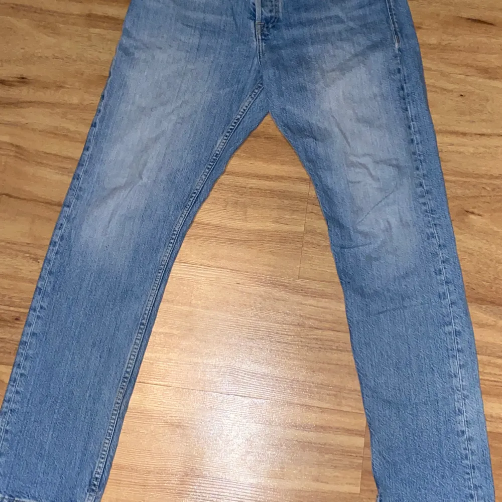 Ett par Jack n Jones jeans som jag inte använder längre. Inga märken eller andra skador på de här jeansen. Använda några gånger. Storlek 29 midjan och 34 i längden.. Jeans & Byxor.