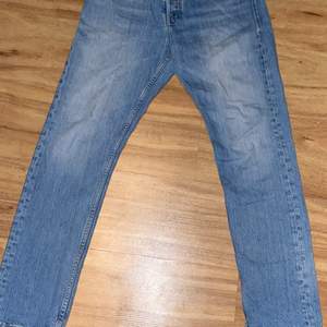 Ett par Jack n Jones jeans som jag inte använder längre. Inga märken eller andra skador på de här jeansen. Använda några gånger. Storlek 29 midjan och 34 i längden.