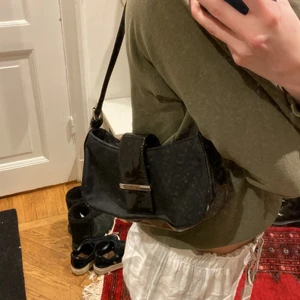 Snygg väska!  - Svart väska! Tyvärr med en slitning på sidan men inget man tänker på (se bild 2). 