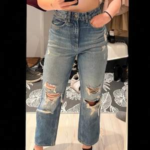 Säljer ett par blåa ihåliga Zara highwaist jeans då dom är förkorta (jag: 1,66). Använda ett fåtal gånger, dvs runt 4, och är i bra skick. Storlek 36. Kontakta privat för yttligare information samt bilder💞💞 