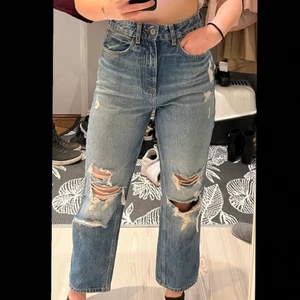 Zara Jeans  - Säljer ett par blåa ihåliga Zara highwaist jeans då dom är förkorta (jag: 1,66). Använda ett fåtal gånger, dvs runt 4, och är i bra skick. Storlek 36. Kontakta privat för yttligare information samt bilder💞💞 