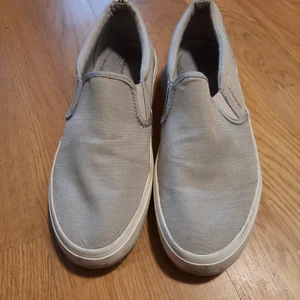 Beiga Gant sneakers, stl 39 - Använda Gant sneakers, ok skick. Randig, något glänsande struktur i tyget.  Färg: Beige Stl: 39  Inköpspris: ca SEK 600