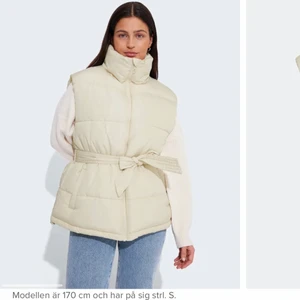 Dunväst - Säljer den här jättefina dunvästen. Aldrig använd endast testad inomhus, prislapp finns även kvar!💓. Nypris 499kr- återkommer med frakten!🥰