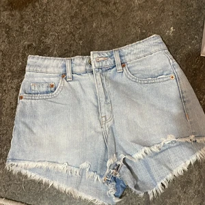 H&M - Säljer demhär shortsen för att dem är lite korta, har endast använt dem 1 ggn, de är i storlek 34. Skriv till mig om du vill köpa dem. Köparen betalar frakt.