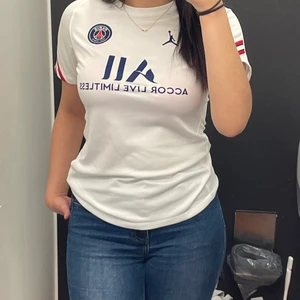 Psg t-shirt  - Säljer min super snygga psg t-shirt i färgen vit. Den är super snygg och är i super bra skick i samband med att jag endast använde den ca 3 ggr. Säljer för den sitter tajt på mej. Nypris är 800 men säljer för 450+frakt 💕