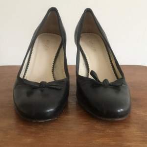 Svarta fina skor med 8 cm klack