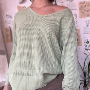 Stickad grön tröja Cubus - Stickad grön tröja från Cubus i nyskick! Färgen är något grönare i verkligheten. Köpare står för 57kr spårbar frakt. Jag själv brukar ha storlek S(38) i toppar. 