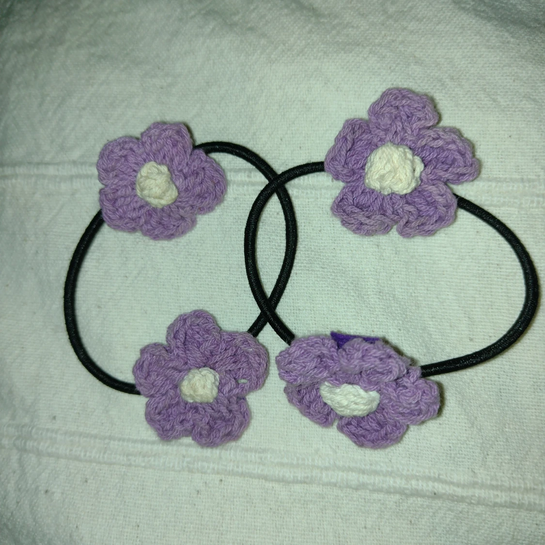 Två hårsnoddar med virkade blommor - 90