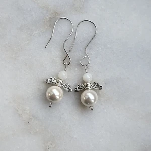 Änglar silver ädelstenar  - Otroligt söta örhängen handgjorda med silverpläterad tråd inkl hänge.   Äkta pärlor av snäckor med hög lyster   Se gärna mina hantverk på min instagram: sannas_hantverk  Fler smycken finns !se annonser