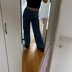 Blåa Jeans stradivarius - Supersnygga jeans Ifrån stradivarius i modellen             ”super wideleg. ”. De är upplagda då de var för långa för mig, men passar mig nu som är 160cm. Använda ca 2 gånger😻😋