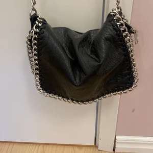 Svart väska - Svart väska i jättefint skick som inte kommer till användning! 