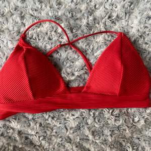 Röd ribbad bikini topp, korsad i ryggen och banden kan regleras 👙 
