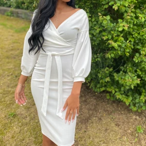 Studentklänning - Vit klänning storlek 36 köpt från boohoo för 400 kr använd endast en gång. 