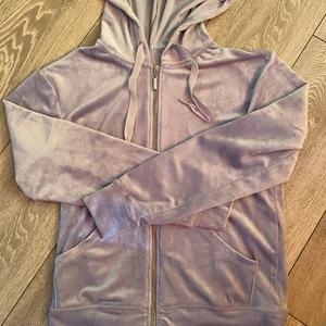  Huvtröja Alexa i velour  -  Huvtröja Alexa i velour från ellos storlek s köpte den precis och använt den 1 gång! 😍 ny pris 349kr