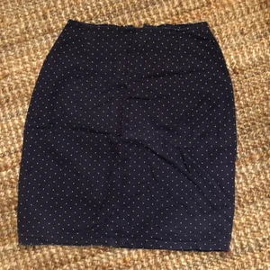 Mörkblå pennkjol med vita prickar XS - Mörkblå pennkjol med vita prickar, cirka storlek XS. Kan mäta vid intresse!   Finns i Årsta