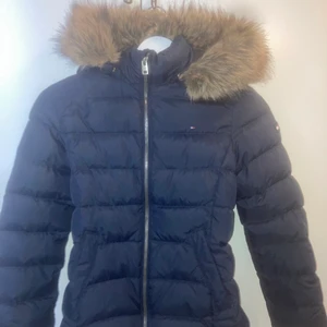 Tommy Hilfiger dunjacka - Säljer min Tommy Hilfiger dunjacka med avtagbar luva (fuskpäls) i storlek 152🥰