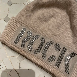 ZADIG MÖSSA - Säljer min Zadig Volataire mössa! Köpte den för många år sen (ÄKTA), och säljer pga den blivit för liten (om du ber om bild på ska du förstå jag har stort huvud och den är för liten, den ska alltså inte sitta så) 💕om fler är intresserade startas budgivning 