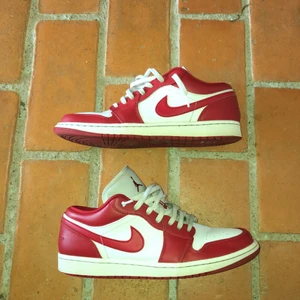 Air Jordan 1 low gym red white - Köpta för 2 år sedan på stadium goods.  . Jag har inga kvitton. Skolådan finns kvar. Skriv om du undrar något.