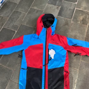 Peak performance skidjacka - En väldigt fin skidjacka i storlek small. Den är lätt fodrad och Gore-tex, recco ståndare och inbyggd duk för att putsa skidglasögonen. Väldigt fint skick och nypriset var ca 6000