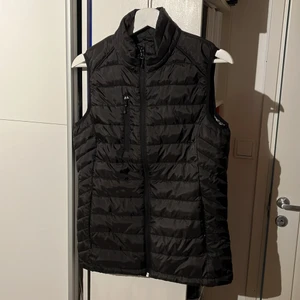 Svart väst - Träningsväst, aldrig använd. 166 kr inkl frakt