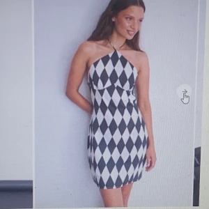 Rutig kläning  - Super fin rutig kläning, köpt på NA-KD. Aldrig använd då det blev fel storlek. 