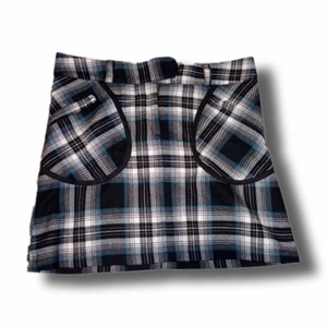 Rutig kjol  - Jättefin kort rutig kjol i grå/blå/vit/svart. Den är ylle och är väldigt bekväm🌹 kjolen är i gott skick! 