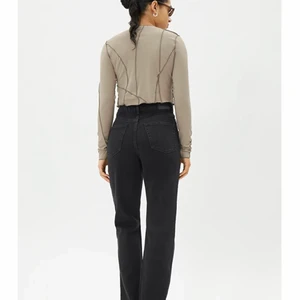 Weekday Jeans - Säljer dessa högmidjade weekday jeans i modellen ”rowe” och färgen ”Echo Black”. Använd ett fåtal gånger och är i bra skick. Säljer då de är för små för mig💓💕 är perfekta i längden på mig som är 175. Nypris 500kr 