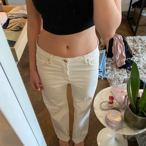Jeans - Vita jeans från Mango, aldrig använda! Dom är avklippta och går precis ner till marken på mig som är 172 cm men funkar om man är korta också beroende på hur man vill att de ska sitta!
