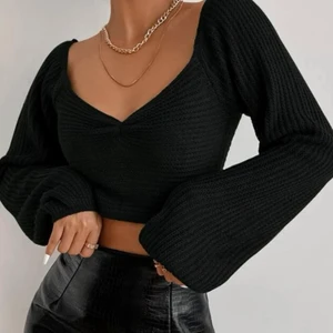 Stickad tröja - Säljer denna sjukt snygga stickade tröja i storlek S🖤