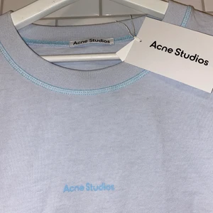 Acne t-shirt  - Oanvänd men lite skrynklig acne t-shirt i storlek L. Fin blå färg:)