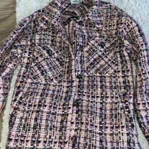 Moves stickad vår jacka  - Helt oanvänd, nyskick. Storlek s väldigt fin vår jacka som aldrig kommit till användning då den varit för liten för mig. Inköpt för 600kr säljer för 200kr 