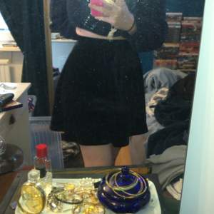 Söt svart liten kjol som jag knappast har använt:) köparen står för frakt 