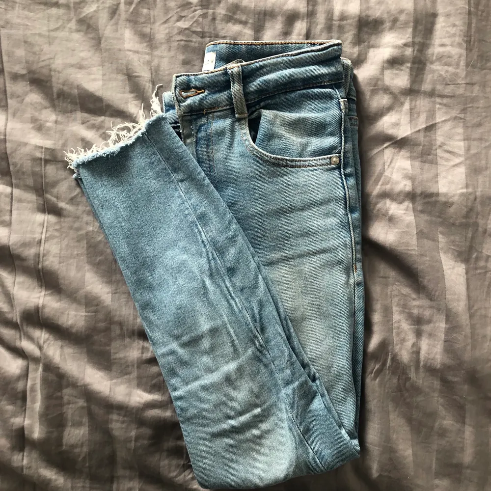 Jätte snygga skinny jeans från Zara, passar någon som är 155-160cm. Dessa är stretchiga av sig och sitter jätte fint på!  Kan mötas upp i malmö om det så önskas. . Jeans & Byxor.