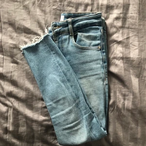 Skinny jeans petite  - Jätte snygga skinny jeans från Zara, passar någon som är 155-160cm. Dessa är stretchiga av sig och sitter jätte fint på!  Kan mötas upp i malmö om det så önskas. 