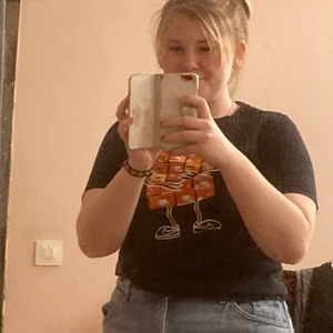 Nike t-shirt - En nike t-shit som har ett tryck på framsidan. Den är bekväm men är inte min stil och kommer därför inte till användning. Det är även anledningen till varför jag säljer plagget. Den är använt fåtalgånger och jag skulle därför säga att den är i nyskick. Den är inte trasig nånstans och har inga fläckar. Pris kan diskuteras. Kontakta mig vid frågor:)