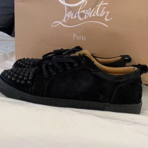 Äkta Christian Louboutin  - Christian Louboutin skor! Storlek:42  Pris: 4000kr Väldigt bra skick! grattis frakt inom Sverige!  KÖP DEM NU! ✅ “Kontakta mig på Dm vid intresse” ✅✅✅
