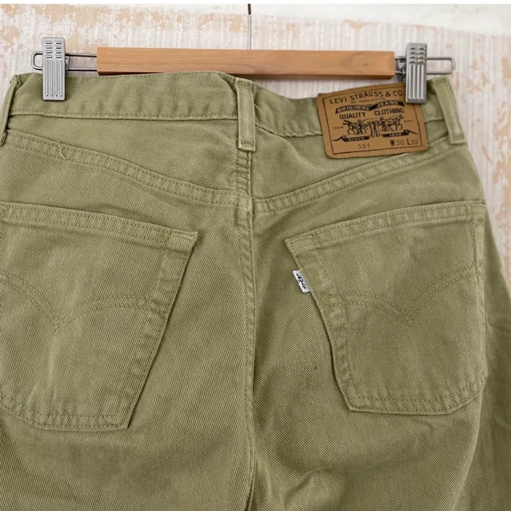 Säljer dessa supersnygga ljusgröna levis jeansen då de tyvärr ej passade mig. Bilderna är från den tidigare ägaren och hon uppskattar byxorna till W28/L30. Frakten står köparen för! ✨. Jeans & Byxor.