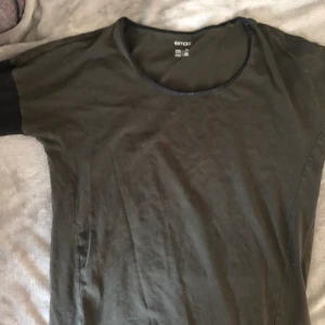 Storlek medium  - En grön tröja med svarta Armar 