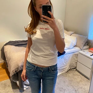 T-shirt - Säljer denna superfina T-shirt från Tommy Hilfiger. Använd fåtal gånger och i väldigt bra skick. Storlek är XXS men passar tajtare för mig som brukar ha storlek S-M. DM vid intresse eller fler frågor!💕💕 (köpare stor för frakt). 