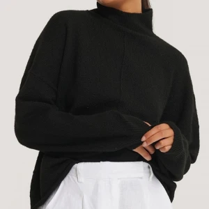 NA-KD  - Stickad tröja från NA-KD. Storlek xxs men passar xxs-s. Köpt för nån månad sen, lite nopprig💓