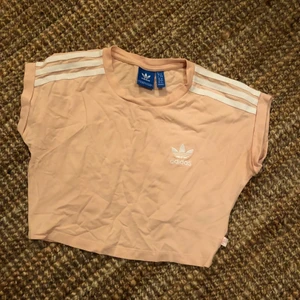 Ljusrosa t-shirt crop top adidas XS - Ljusrosa t-shirt (crop top) från adidas storlek XS/34. Fint skick!  Hämtas i Årsta eller skickas mot porto.