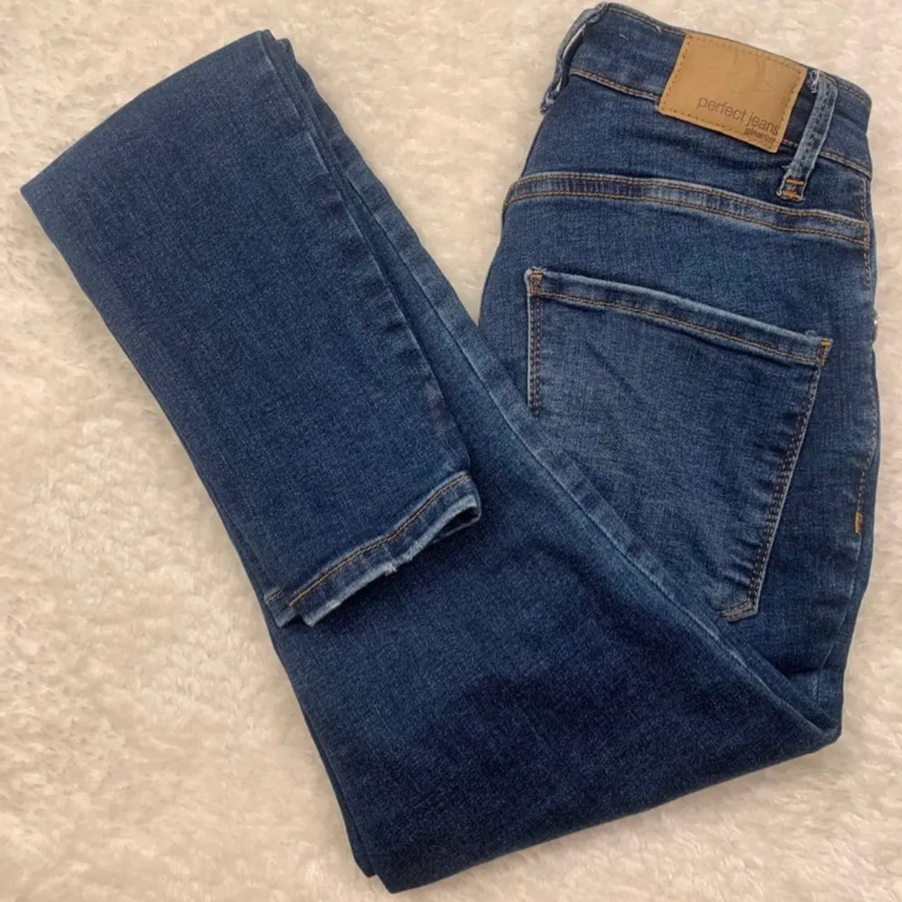 Jeans från GinaTricot. Storlek 34 - väldigt stretchiga. Höga i midjan. Varan kan postas då köparen står för frakten vid överenskommelse. #jeans #ginatricot. Jeans & Byxor.
