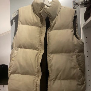 Dunväst - Beige dunväst från HM passar en XS💕