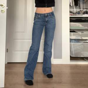 Blåa mid rise jeans från zara! Jag är 168cm. Skriv ifall du har någon fråga eller är bara intresserad.💗 köp direkt för: 400kr!💘