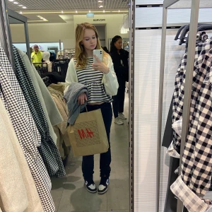 Randig volang T-shirt från zara - Randig vilan t-shirt från zara har krympt lite i tvätten så den är typ en xs bra Skick 