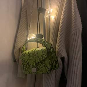 En neongrön väska i ”ormskinn” från Zara. Köpt för 2 år sedan men sällan använd pga inte min stil. Den är i fint skick och får plats med en hel del, ursprungspris: 349kr! :)